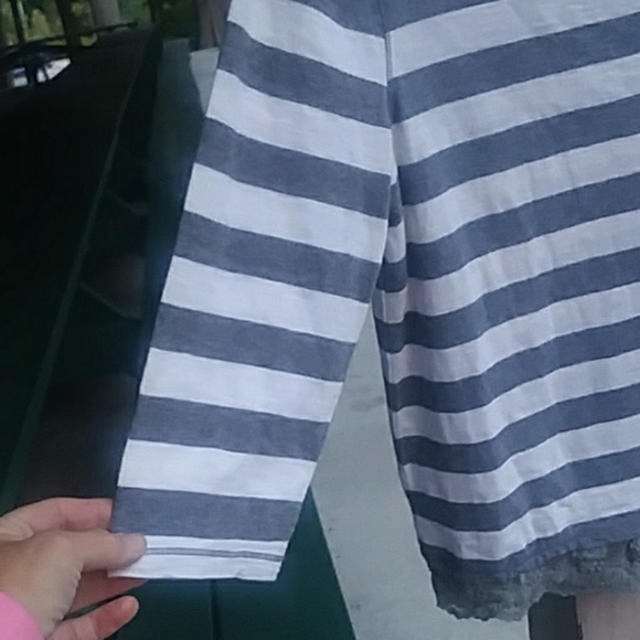 ABERCROMBIE & FITCH LARGE GREY AND WHITE TOP - Picture 4 of 7